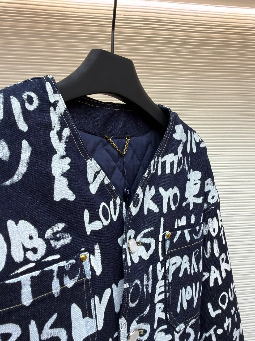 LOUIS VUITTON Tokyo-limited graffiti denim jacket ●Original version: 29999 purchase and development ●Item number: 1680939-C30 ●Fabric: denim fabric ●Technology: washed production ●Version: fitted version ●Weight: about 1180 grams ●Size: 46-48-50-52 ●Description: LV Scribble The print shows the encounter between traditional Japanese calligraphy and Western street art, using a "hand-drawn" style to express the brand logo, Paris and Tokyo. The casual design has an urban feel and can be paired with the matching jacket to complete the show. The overall wiring is straight and delicate, the fabric is comfortable and soft, and the color is consistent without color difference. It can be matched with the same style to create a fashionable look and control various occasions. Customized accessories, complete with three standards, same style for men and women!